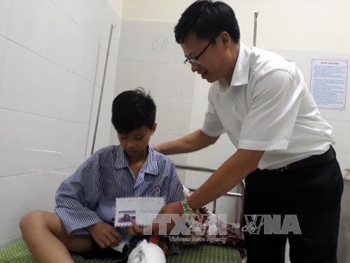 Phó Chủ tịch UBND tỉnh Bắc Kạn thăm hỏi, động viên bé trai bị thương do tượng gãy đổ.
