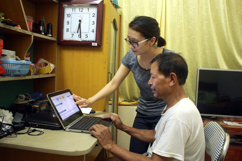 Chị Đàm Thị Thu Hà, khu 6, phường Bãi Cháy, TP Hạ Long hướng dẫn người thân trong gia đình giải quyết TTHC ở mức độ 3.