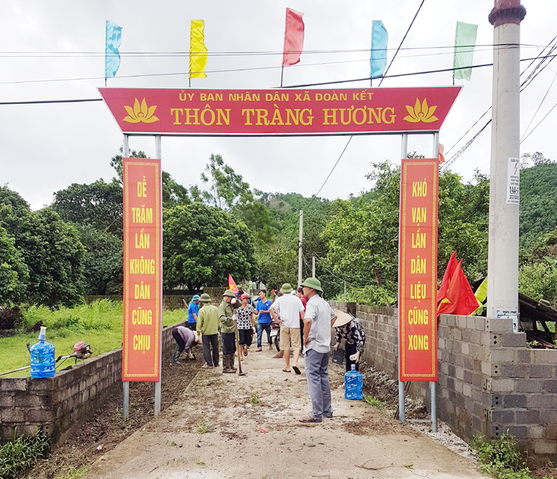 Người dân thôn Tràng Hương, xã Đoàn Kết tham gia khơi thông cống rãnh hai bên đường, chỉnh trang khu dân cư.