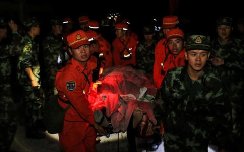 Các nhân viên cứu hộ vẫn đang chạy đua với thời gian để cứu người bị nạn trong trận động đất ở Cửu Trại Câu. Ảnh: Reuters