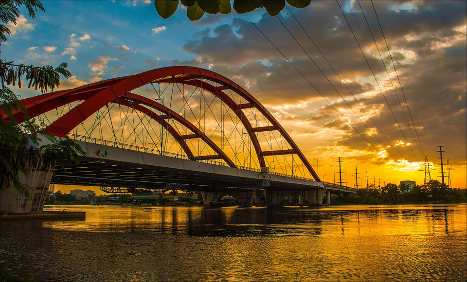 Cầu Bình Lợi là cây cầu đầu tiên bắc qua sông Sài Gòn, nối hai quận Bình Thạnh và Thủ Đức. Đặc biệt, kiểu dáng kiến trúc cầu vòm Diesel của công trình là một trong số những cấu trúc có kỹ thuật tiên tiến nhất hiện nay. Ảnh: Đào Hữu Nghĩa.