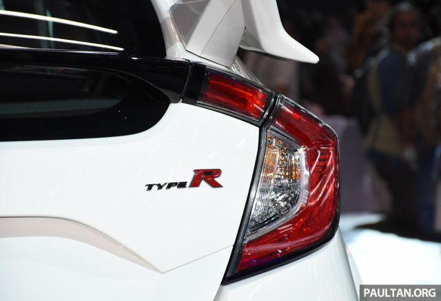 Những trang bị tiêu chuẩn khác của Honda Civic Type R 2017 bao gồm đèn pha dạng LED toàn phần, mở cửa không cần chìa khóa, khởi động bằng nút bấm, hệ thống Advanced Display Audio với màn hình cảm ứng 7 inch, hỗ trợ ứng dụng Apple CarPlay và Android Auto. Bên trong mỗi chiếc Honda Civic Type R 2017 còn có tấm biển đánh số thứ tự xuất xưởng.