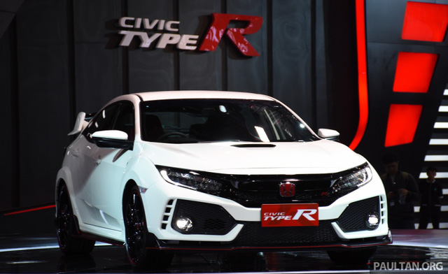 Tại thị trường Indonesia, Honda Civic Type R 2017 có giá khởi điểm 995 triệu Rupiah, tương đương 1,69 tỷ Đồng. Khách hàng Indonesia có thể chọn 1 trong 4 màu sơn khi mua Honda Civic Type R 2017, bao gồm đỏ, trắng, xanh dương và xám. Đến năm nay, hãng Honda sẽ bổ sung thêm màu mới cho Civic Type R 2017 tại Indonesia.