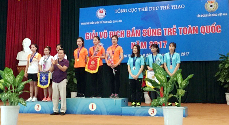 Đội nữ Quảng Ninh nhận HCV.