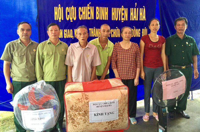 Hội Cựu chiến binh huyện Hải Hà bàn giao nhà đồng đội cho gia đình ông Nguyễn Xuân Hải.