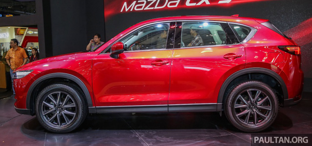 Bên ngoài, Mazda CX-5 2017 mang thiết kế chịu ảnh hưởng từ hai người anh em CX-3 và CX-9 mới. Phần đầu xe của Mazda CX-5 được nới rộng hơn 10 mm so với trước, mang đến dáng vẻ bề thế hơn. Ngoài ra, cột A của Mazda CX-5 thế hệ mới đã được đẩy lùi lại khoảng 35 mm.