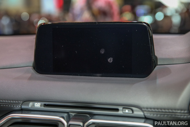 Trong khi đó, trên bảng táp-lô có màn hình 7 inch, gợi liên tưởng đến thiết kế của xe Mercedes-Benz.