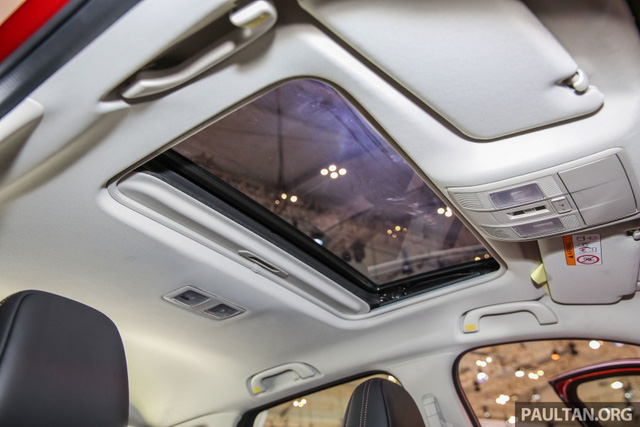 Để đảm bảo an toàn cho hành khách, hãng Mazda trang bị những tính năng an toàn như hỗ trợ duy trì làn đường, thông tin điểm mù, cảnh báo tình trạng buồn ngủ của người lái, phanh thông minh trong thành phố, hệ thống chống bó cứng phanh ABS, phân bổ lực phanh điện tử và trợ lực phanh cho CX-5 2017 tại Indonesia. Cuối cùng là hệ thống kiểm soát mô-men xoắn G-Vectoring Control.