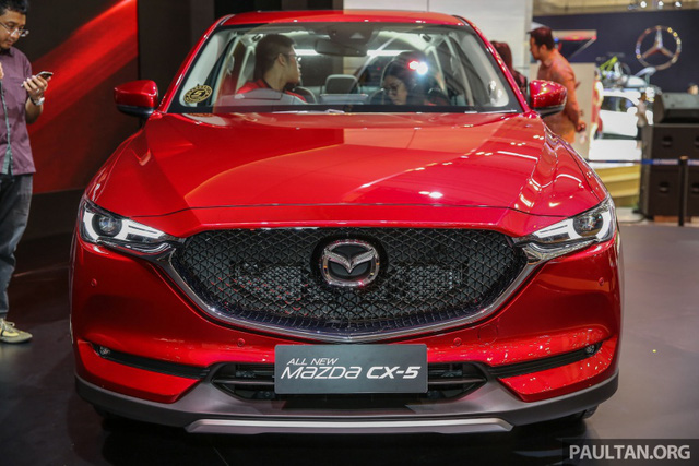 Tại thị trường Indonesia, Mazda CX-5 2017 có giá dao động từ 526,8 - 548,8 triệu Rupiah, tương đương 895,6 - 933 triệu Đồng. So với xe ở Singapore, Mazda CX-5 2017 tại Indonesia rẻ hơn khoảng 2,5 lần.