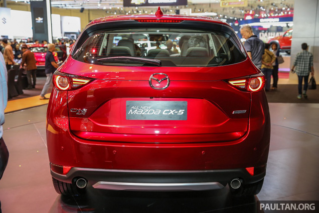 Sau Indonesia, Mazda CX-5 thế hệ mới hứa hẹn sẽ tiếp tục ra mắt tại các thị trường Đông Nam Á khác như Malaysia. Cách đây vài ngày, cánh săn ảnh đã bắt gặp một chiếc Mazda CX-5 2017 chạy trên đường thử tại Malaysia. Đáng tiếc là hiện vẫn chưa có thông tin về thời điểm Mazda CX-5 2017 ra mắt tại Việt Nam. Trong khi đó, đối thủ của Mazda CX-5 2017 là Honda CR-V thế hệ mới sẽ trình làng tại Việt Nam vào năm sau.