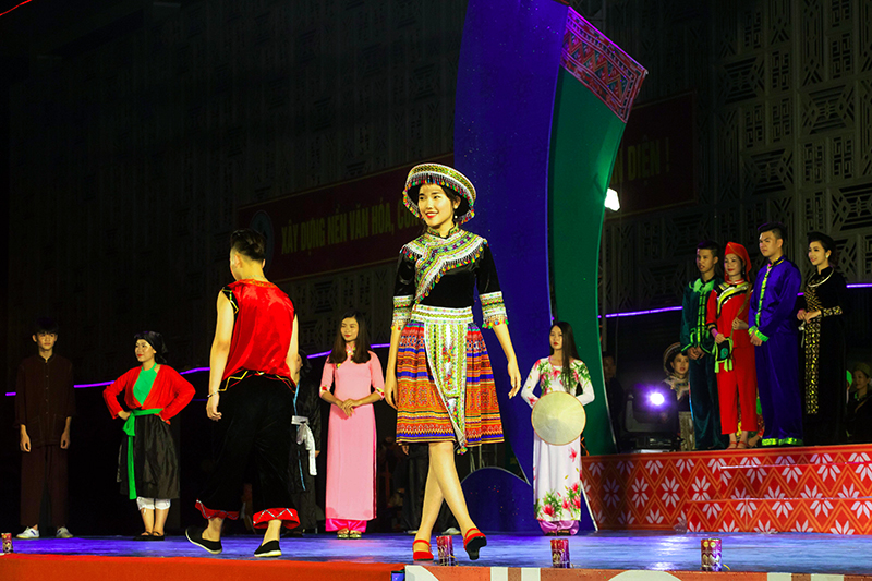 Thi trình diễn trang phục truyền thống của thiếu nữ người Mông đến từ Lạng Sơn.