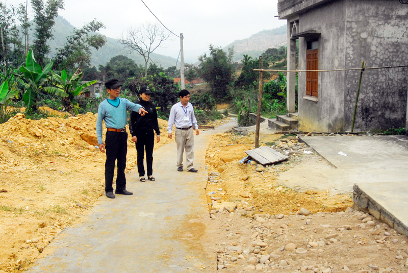Cán bộ Uỷ ban MTTQ thị trấn Ba Chẽ và đại diện đoàn thể nhân dân khu phố 5 của thị trấn, kiểm tra tiến độ làm đường bê tông ngõ xóm trên địa bàn.