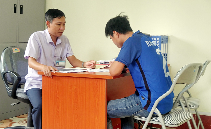 Cán bộ Trung tâm Hành chính công huyện Đầm Hà luôn tận tình hướng dẫn người dân giải quyết thủ tục hành chính.