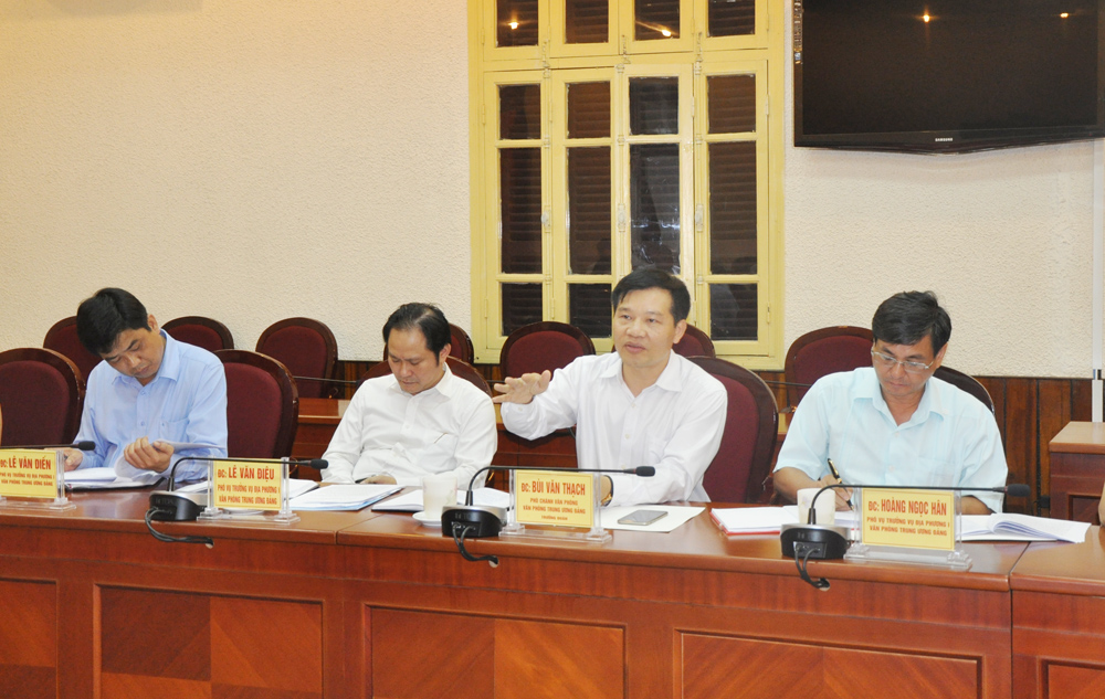 Phó Chánh Văn phòng Trung ương Đảng Bùi Văn Thạch phát biểu tại buổi làm việc