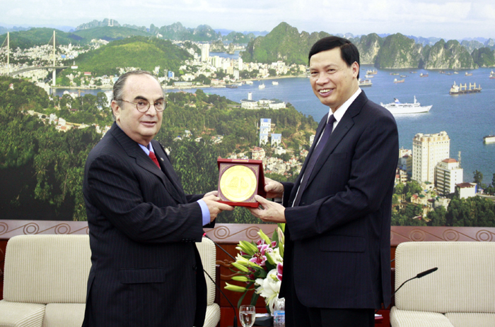 Chủ tịch UBND tỉnh Nguyễn Đức Long tặng quà lưu niệm cho Tổng giám đốc Công ty GSL.