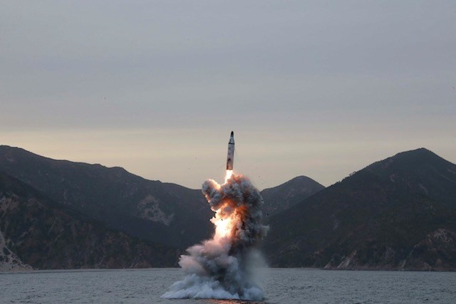 Một vụ phóng tên lửa từ tàu ngầm của Triều Tiên. (Nguồn: Getty)