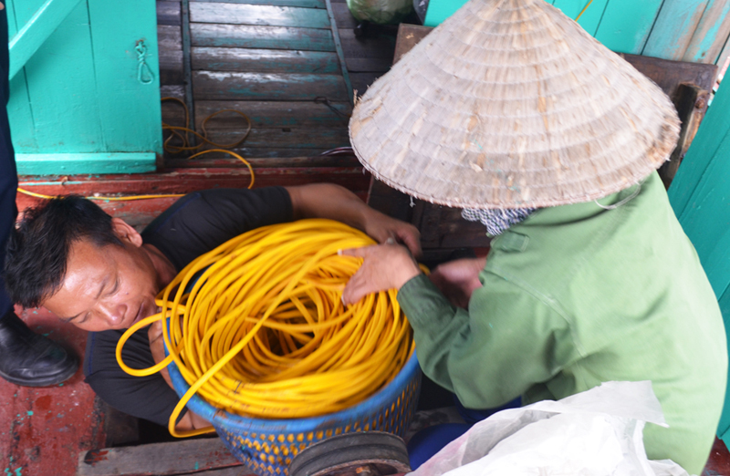 Ngư dân tàng trữ dây điện để sử dụng nghề khai thác cấm
