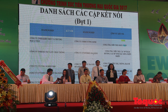 Các doanh nghiệp tham gia Hội nghị kết nối cung cầu Đà Nẵng 2017 ký biên bản ghi nhớ.