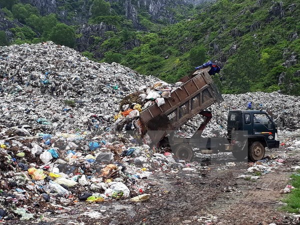 Bãi rác tại huyện Nga Sơn gây ô nhiêm môi trường nghiêm trọng. (Ảnh: Trịnh Duy Hưng/TTXVN)