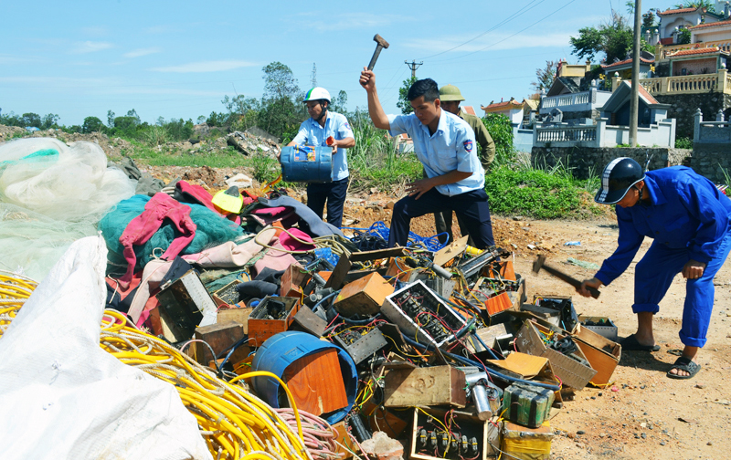Sở NN&PTNT phối hợp với lực lượng chức năng tiêu huỷ tang vật thu được từ các vụ khai thác thuỷ sản mang tính huỷ diệt, tháng 5-2017. Ảnh: Việt Hoa
