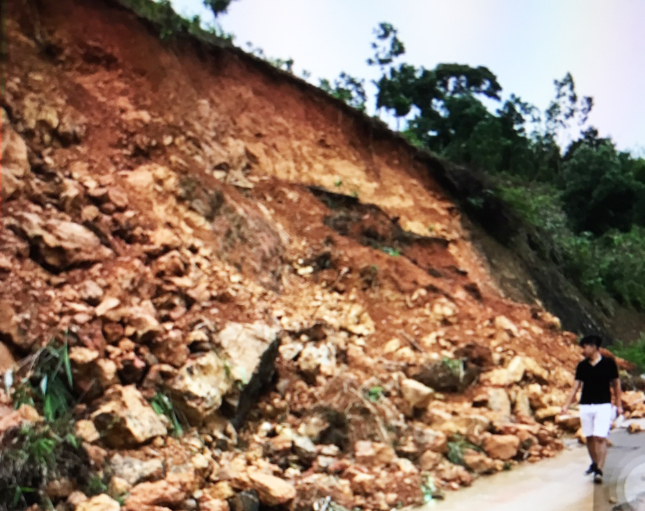 Sạt lở hơn 2000 m3 đất đá trên taluy dương tuyến đường trục chính từ xã Đồng Sơn vào thôn Phủ Liễn
