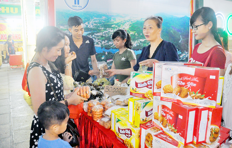 Du khách tham quan và mua sản phẩm OCOP của huyện Tiên Yên trong Tuần Văn hoá, thể thao các dân tộc vùng Đông Bắc tỉnh Quảng Ninh lần thứ I.