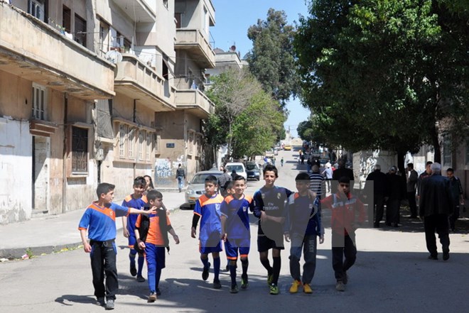 Trẻ em Syria chơi đùa trên đường phố ở thành phố Homs. (Nguồn: AFP/TTXVN)