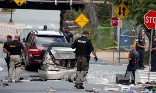 Cảnh sát Virginia điều tra tại hiện trường vụ xe ô tô lao vào đám đông tuần hành ở Charlottesville ngày 12/8. Ảnh: EPA/TTXVN