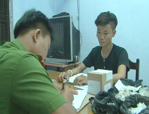 Công an huyện Phú Lộc lấy lời khai đối tượng gây ra vụ trộm tại tiệm vàng bạc Hoàng Anh.