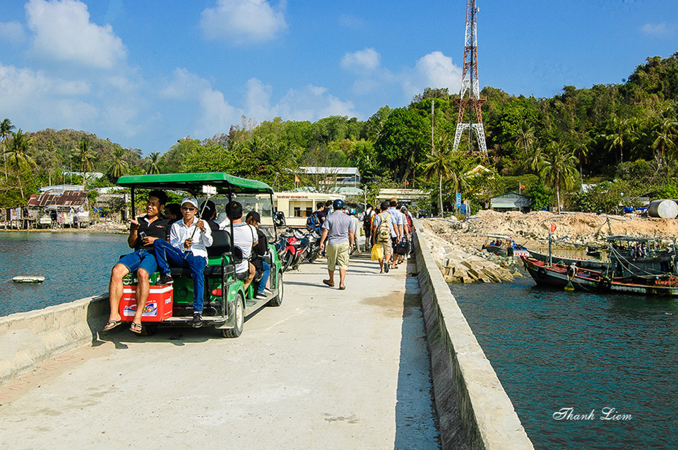 Khi tàu cập cảng, bạn có thể đi một vòng quanh đảo và đến các quán ăn bằng xe điện là trải nghiệm thú vị nơi đây.