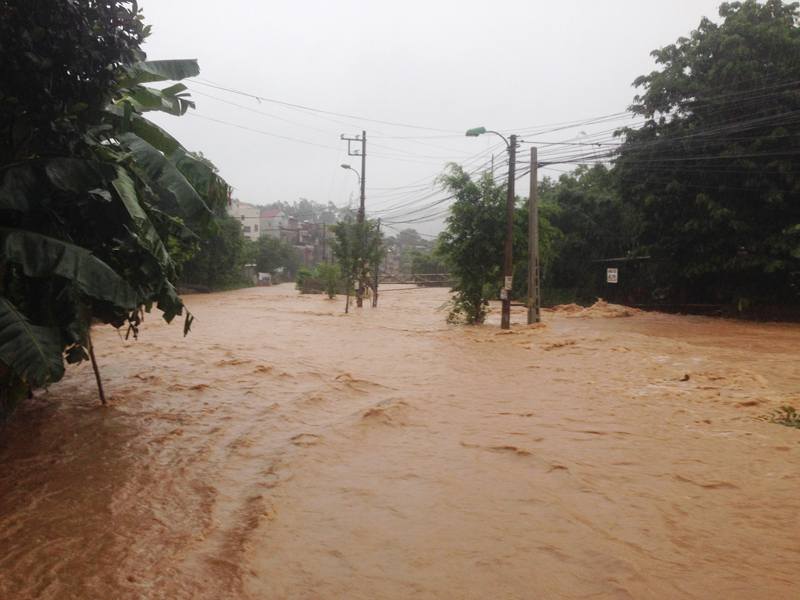 Đoạn đường tổ 1 khu 9 đường tỉnh lộ 329 từ Mông Dương tới Dương Huy bị ngập úng do mưa lớn