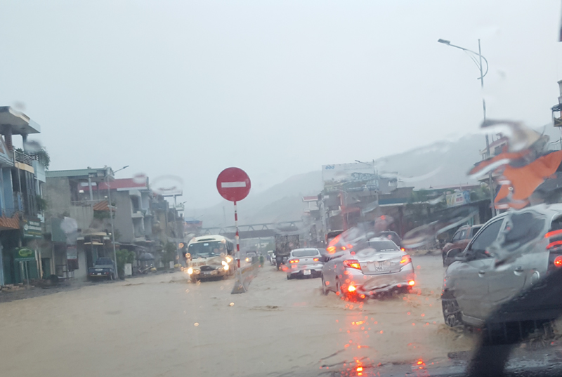 Ngã tư km6 phường Quang Hanh ngập úng cục bộ đã gây ách tắc giao thông