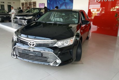 Toyota Camry 2.5Q hiện có mức giảm giá bán lên tới 120 triệu đồng, hiện giá bán mới của mẫu xe này là 1,263 tỷ đồng. Động cơ của mẫu xe này là loại Dual VVT-I, 4 xy-lanh thẳng hàng, công suất tối đa 178 mã lực tại vòng tua máy 6.000 vòng/phút.