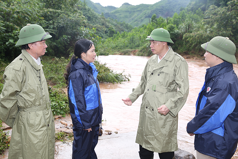Chủ tịch UBND tỉnh Nguyễn Đức Long kiểm tra tình hình ứng phó với mưa lũ tại Hoành Bồ