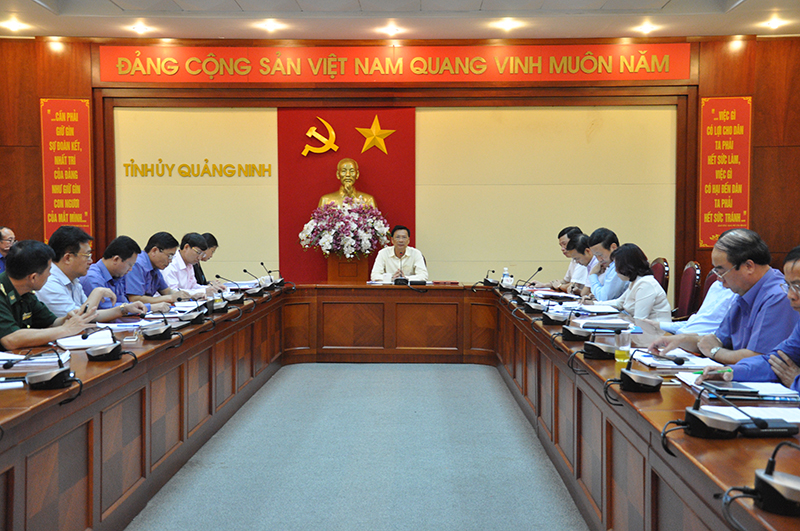 Đồng chí Bí thư Tỉnh ủy Nguyễn Văn Đọc chỉ đạo cuộc họp.