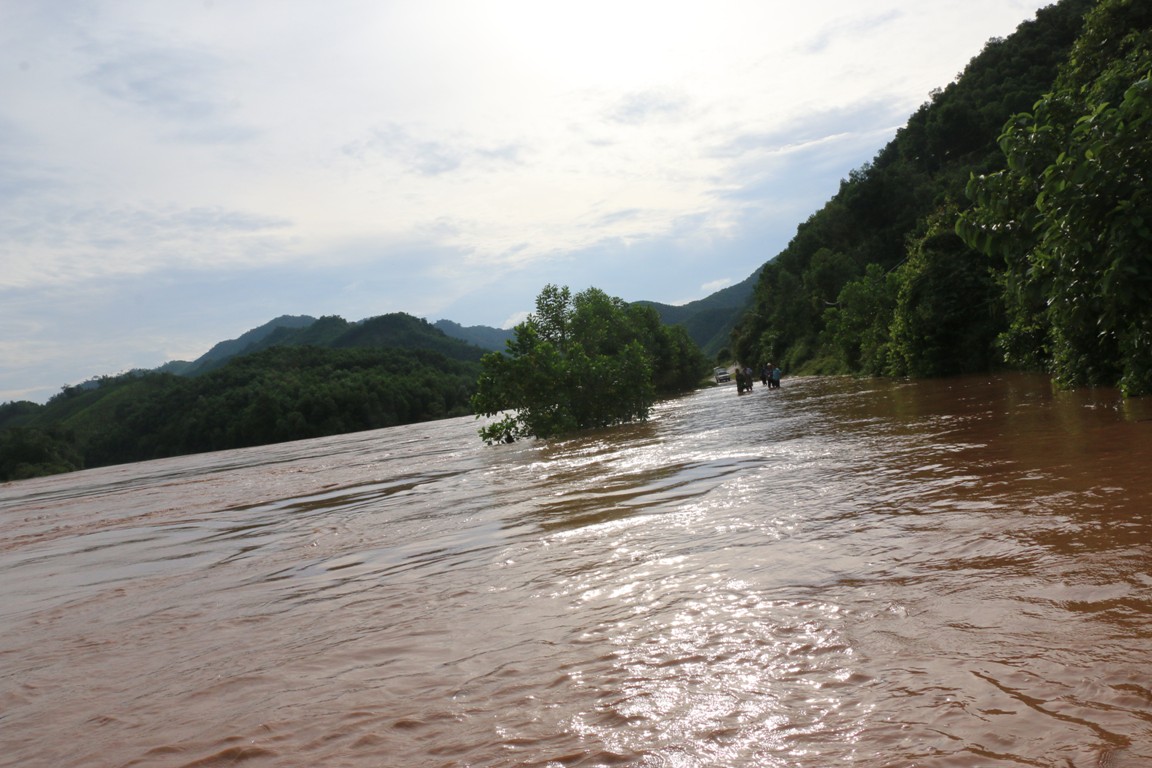 Nước sông Ba Chẽ đang dâng rất nhanh và chảy siết nên công tác cứu hộ đang rất khó khăn