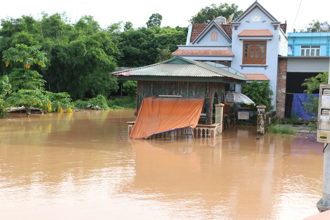 Nhiều hộ dân sống gần khu vực thị trấn Ba Chẽ bị nước lũ tràn cả vào nhà.