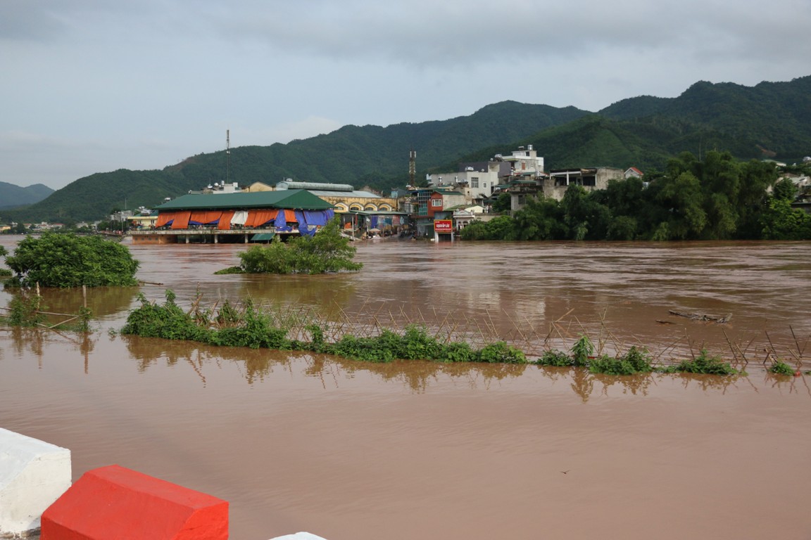 Khu vực chợ trung tâm Ba Chẽ nước lũ đang cao 7-8m.