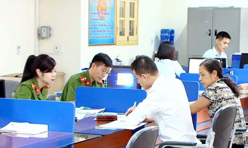 Vũ Thị Hồng Thu hướng dẫn người dân giải quyết thủ tục hành chính tại Trung tâm Hành chính công TX Quảng Yên.