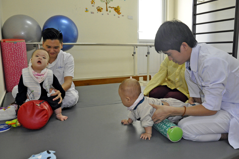 Điều trị hỗ trợ vận động cho trẻ bại não tại Bệnh viện Sản Nhi Quảng Ninh. Ảnh: Thu Nguyệt