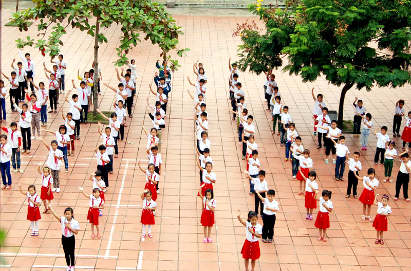 Trường Tiểu học Kim Đồng (xã Thượng Yên Công) giảm được 6 lớp học từ thực hiện dồn lớp, điểm trường lẻ. Trong ảnh: Hoạt động giữa giờ của học sinh nhà trường. (Ảnh nhà trường cung cấp)