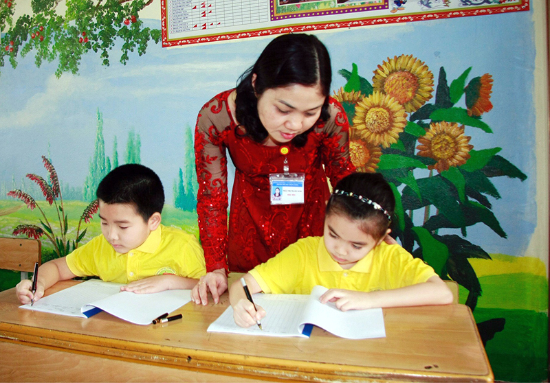 Cô giáo Trần Thị Thanh Dung, Hiệu phó Trường Tiểu học Trưng Vương, luyện chữ cho học sinh lớp 4A1.