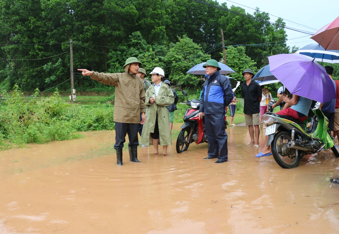 Phó Chủ tịch UBND tỉnh Vũ Văn Diện kiểm tra tình hình ứng phó với mưa lũ tại Ba Chẽ