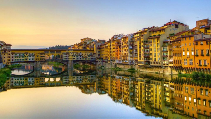   Cầu Vecchio, Florence, Italy. Cầu có hàng tá cửa hàng kim hoàn nhỏ (vốn là cửa hàng bán cá) chồng lên nhau được xây từ thời trung cổ này gắn liền với lịch sử Florence, ngày nay, là nơi có thể tìm thấy vàng tinh khiết nhất thế giới.