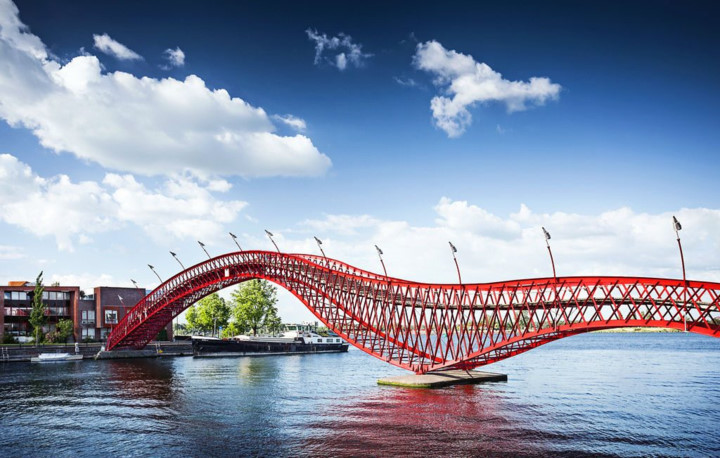   Cầu Python, Amsterdam, Netherlands. Trông giống như một con rắn khổng lồ, là một trong những cây cầu mới nhất và bất thường nhất, kết nối đảo Borneo và Sporenburg.