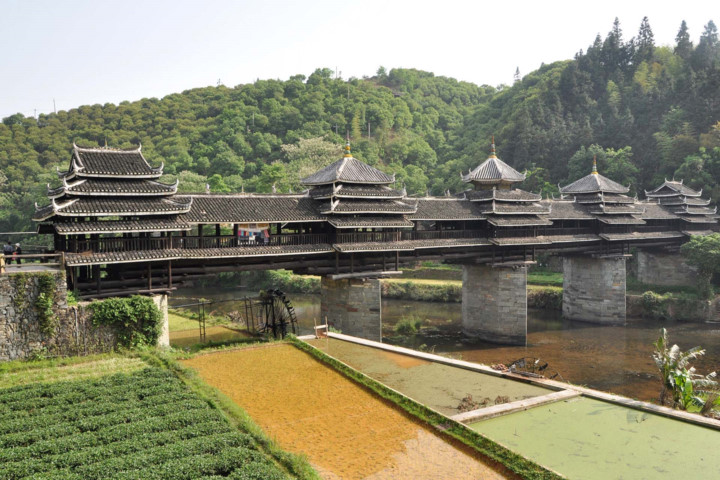   Cầu tránh gió và mưa, Sanjiang, Trung Quốc. Cây cầu giống như một lối đi dài phủ kín năm gian với mái bằng gỗ, được xây dựng để cung cấp nơi trú gió và mưa cho người dân. Điều làm cho cây cầu này trở nên độc đáo là không có một chiếc đinh nào được sử dụng trong quá trình xây dựng.