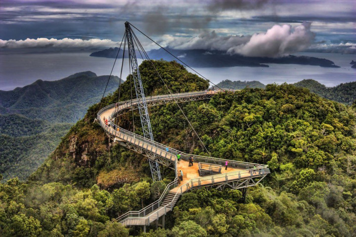   Cầu bầu trời Langkawi, Kedah, Malaysia. Cầu vượt dành cho người đi bộ bằng thép này cho phép du khách có thể đi dạo ngoạn cảnh trên những khu rừng xanh tốt của núi Gunung Mát Chinchang. Cầu được treo bằng một trụ lớn và có hai đường tham quan tam giác để du khách có thể nghỉ ngơi và chiêm ngưỡng quang cảnh.