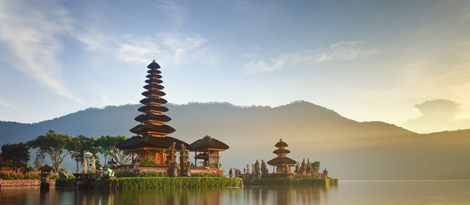 Bali, Indonesia: Bali được đánh giá cao nhờ có nhiều bãi biển đẹp và nền văn hóa đậm đà bản sắc. Bạn có thể tắm biển, lướt sóng, thuê xe khám phá hòn đảo hay thăm đền Uluwatu và chiêm ngưỡng điệu múa Kecak nổi tiếng lúc hoàng hôn. Ảnh: Wonderful Indonesia.