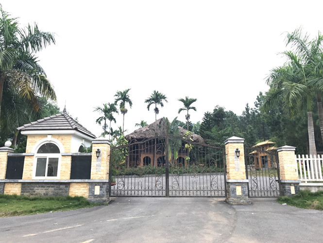 Khu biệt thự xa hoa- nơi được sử dụng làm bối cảnh trong bộ phim ăn khách “Người phán xử” tọa lạc ở khu vực Đồng Mô, Sơn Tây, Hà Nội. 