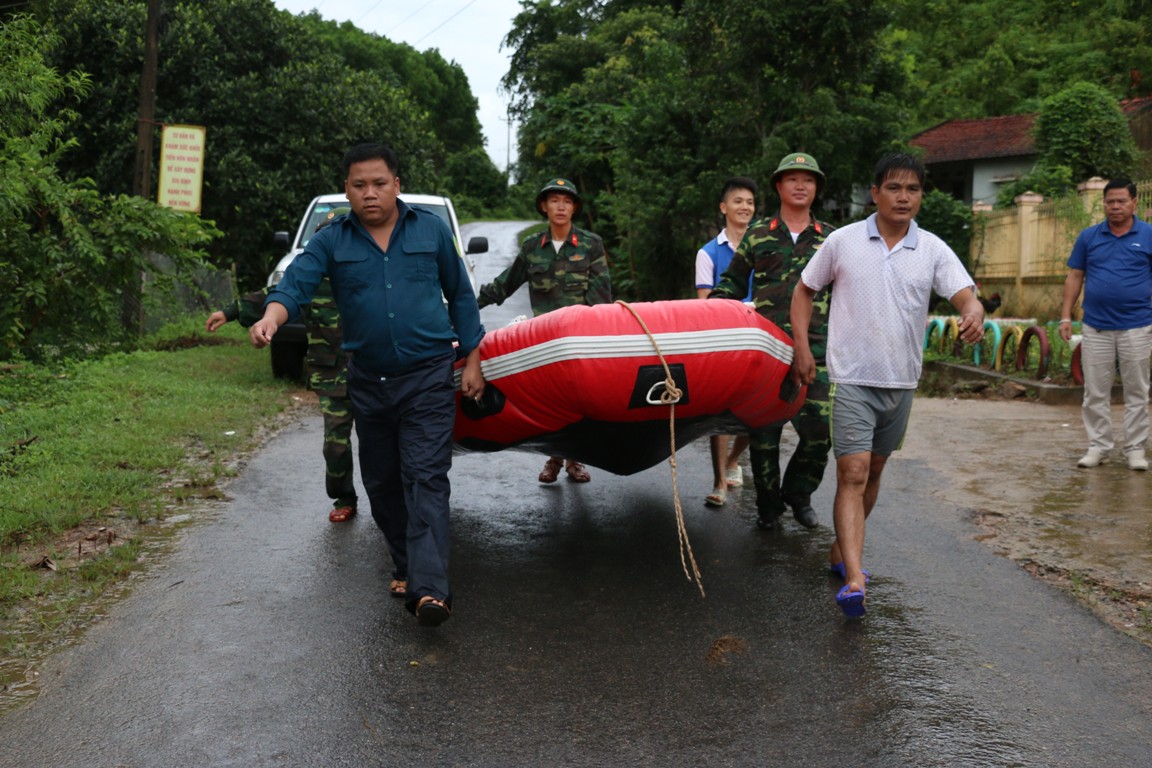 Lực lượng cứu hộ tại Ba Chẽ tích cực làm nhiệm vụ tại các địa bàn ngập úng do mưa lớn gây ra